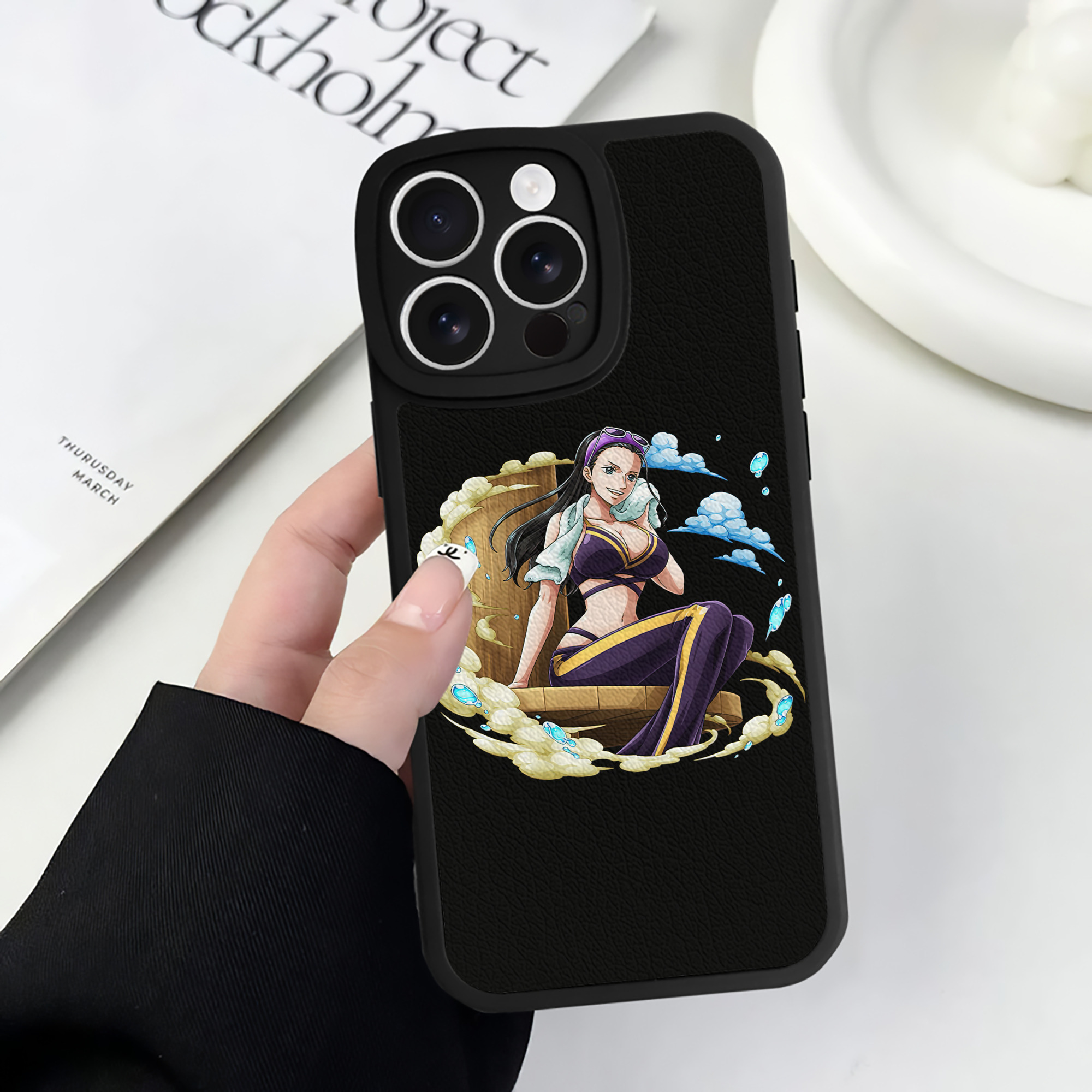（画像用） ワンピース ニコ・ロビン ONE PIECE Nico Robin 【iPhone 16シリーズ対応】シリコンスマホケース（レザー調） 材質：シリコン